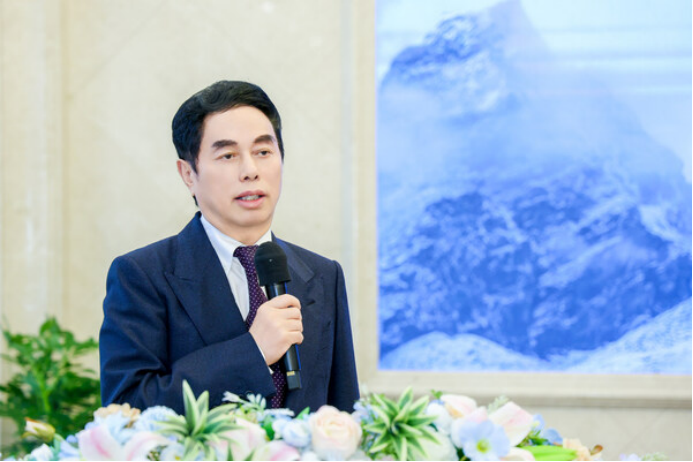 波司登携手"水哥"王昱珩探秘溯源品质行，彰显国牌领先力量