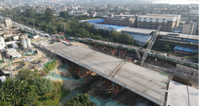 中交路建光明温泉产业园项目首邑大道提升改造工程桐口溪桥左幅钢箱梁铺设完成