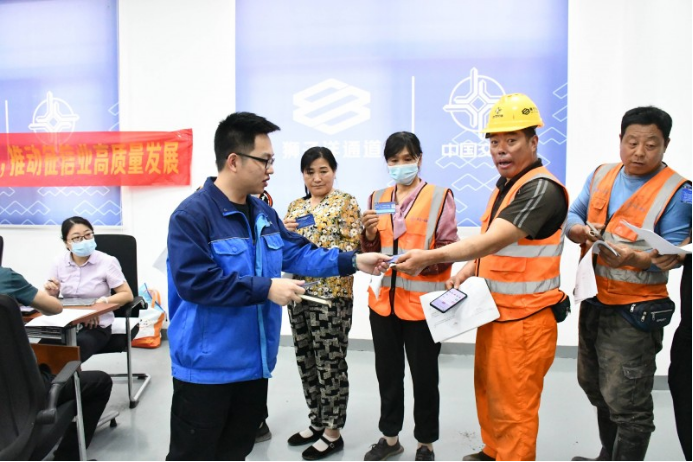 中交一航局五公司狮子洋项目部开展“银行业务到工地”活动