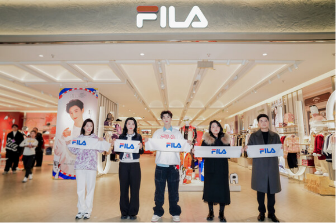 双叕至美纳新气 身心充氧启新程 FILA携手陈哲远揭幕南通万象城旗舰店
