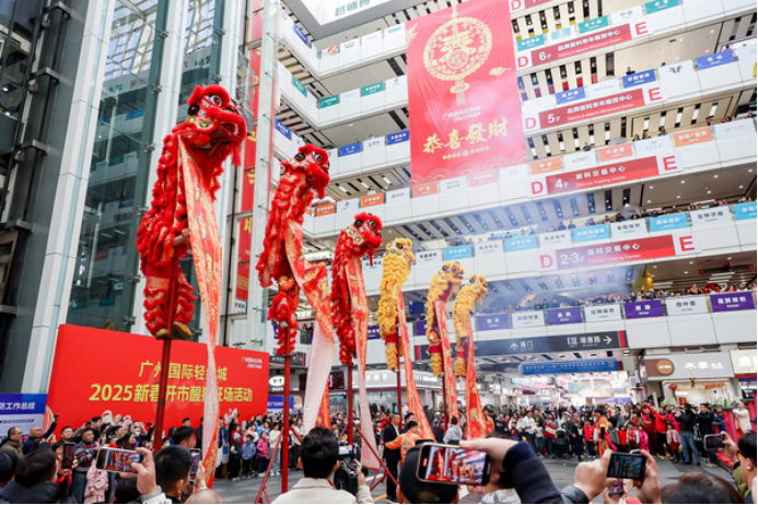 广州国际轻纺城178头雄狮齐舞喜迎蛇年"开门红"