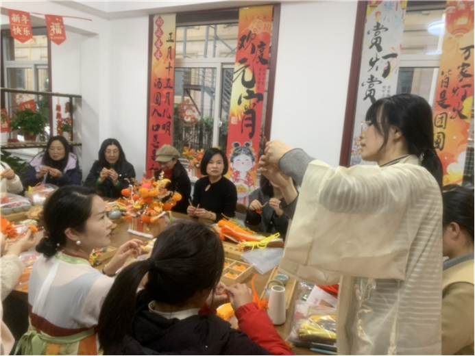 莲花社区明珠居委会：巧手编织新春梦，为企共话未来情