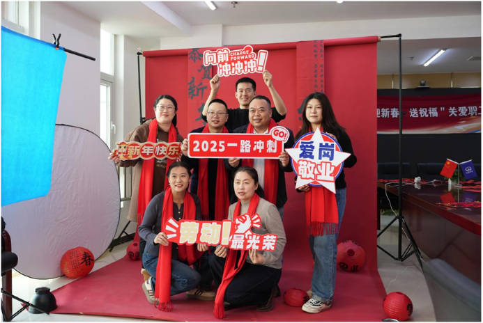 拍摄“全家福” 迎春“送祝福”