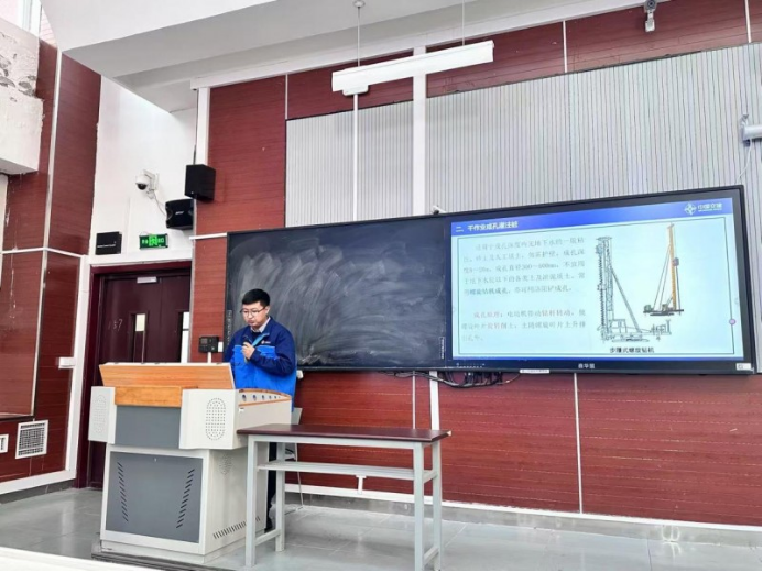 中交一航局五公司第五项目部到唐山工业职业技术大学举办“万名工程师进课堂”科普活动