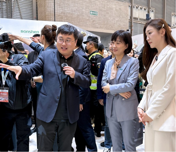AWE现场直击｜陈梦探展海信洗衣机，对全球首台4合1热泵洗烘一体机连连称赞