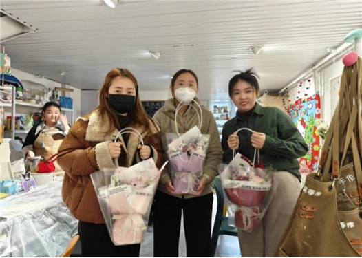 中交一航局天津港集疏运通道项目部开展情暖女神节，绽放巾帼美妇女节慰问活动