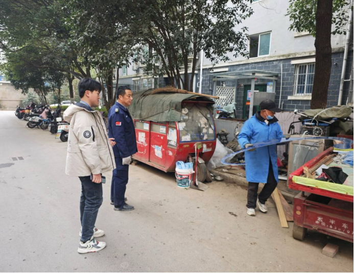 清退“僵尸车”，为小区“减负”