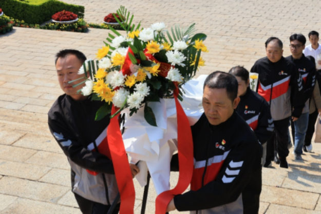 从英烈事迹中汲取奋进力量 顺丰同城组织开展清明节祭扫