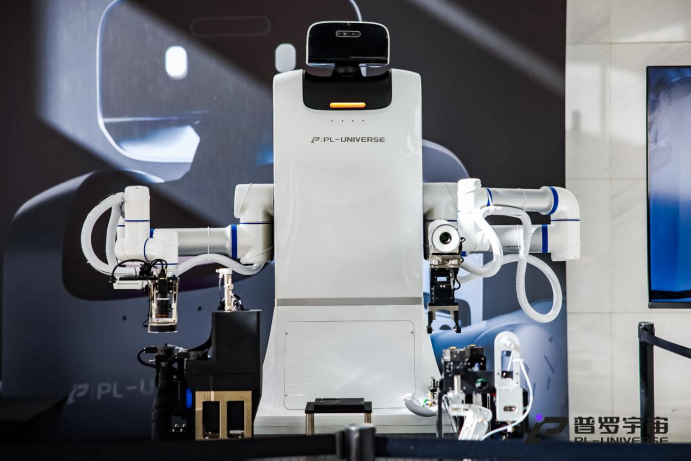 工业具身智能矩阵成型 普罗宇宙发布大白机器人2.0版及灵巧手，京东全球线上合作赋能出海