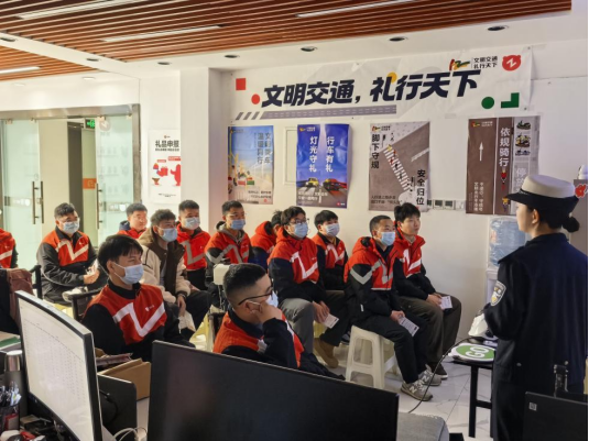 转转联合成都、上海两地开展交通安全主题宣传活动，超百名回收工程师接受专项培训