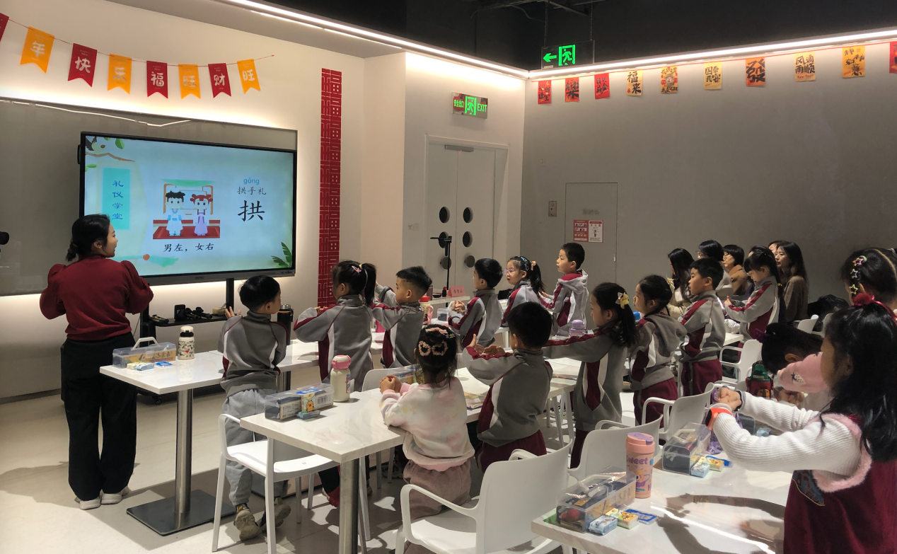 以阅读照亮成长之路，句象书店携手北京中学共建多维书香育人体系