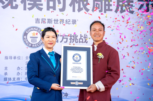 福建永泰匠人陈兴以3666件根雕作品创世界纪录 让中国传统工艺走向世界