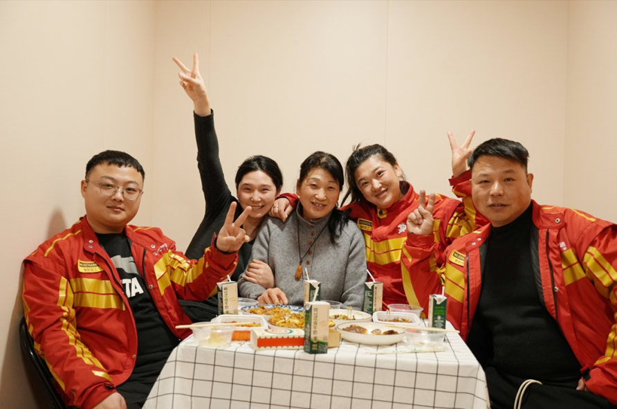 小年夜！京东小哥之家摆上团圆&ldquo;百家饭&rdquo; ，父母妻儿反向奔赴