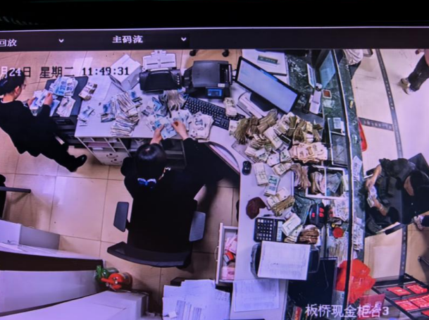 两麻袋零钱载岁月 五小时服务暖春归