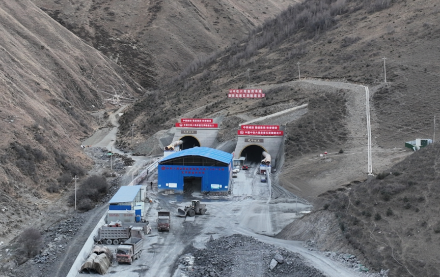 争春提速 高原攻坚 康新高速公路项目部瓦泽隧道作业快速推进