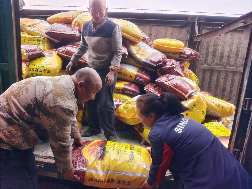 送肥下乡暖民心 央企助耕保丰收