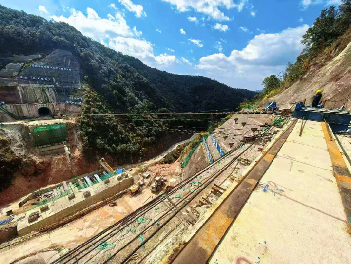 【实干2026】水电一局滇中引水工程楚雄7标鲁支河渡槽主索锚点横移式85t缆机试吊成功