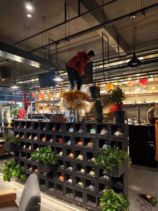 6小时高原极限竞速！藏区京东服务工程师挑战75吋电视高位吊装