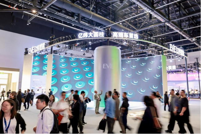 亿纬锂能亮相2026北京车展