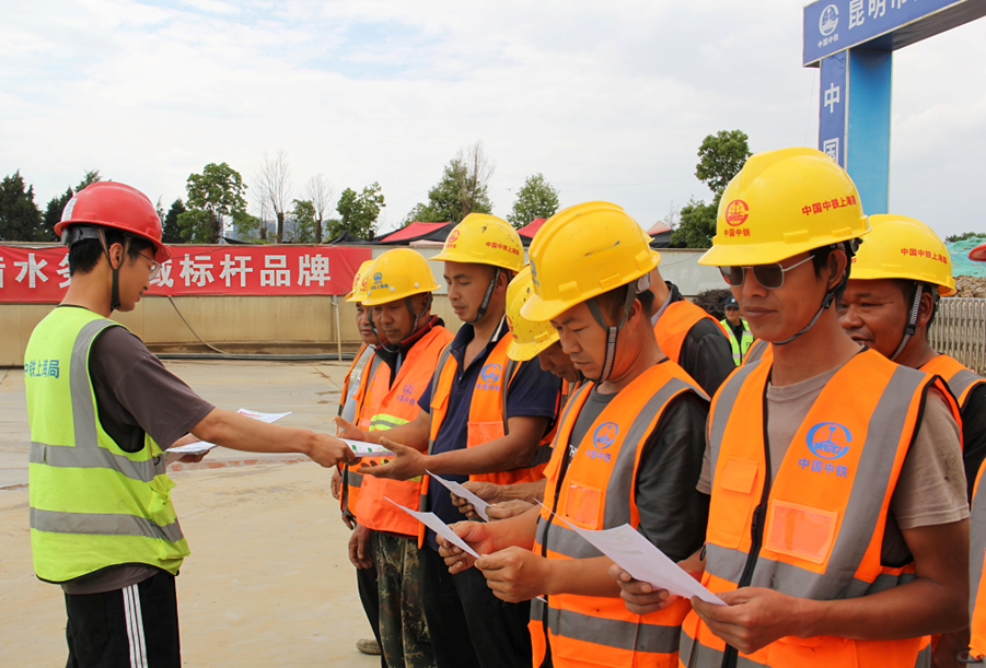 焊花与汗水交织，清凉与关爱同行