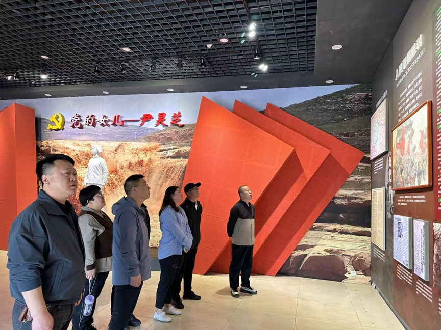中国石化山西阳泉郊区石油公司走进尹灵芝红色基地开展主题团建活动