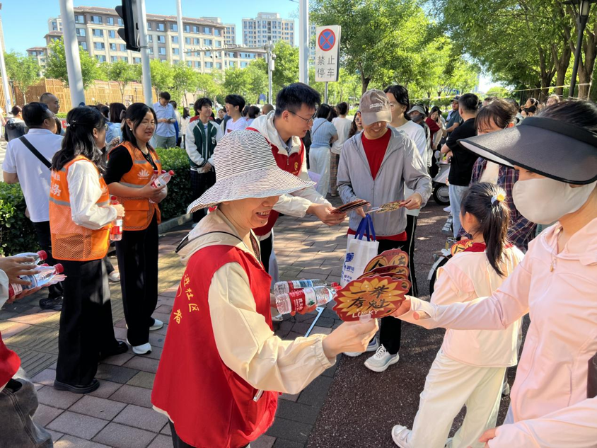 青年志愿者助力高考  暖心服务护航学子逐梦